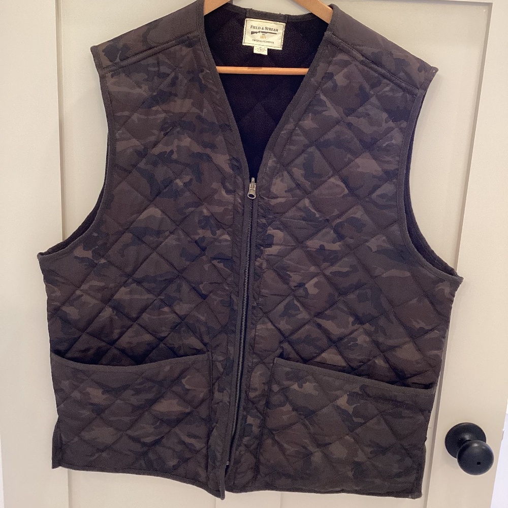 Field and Stream Mens Large Brown Camo Quilted reversible zipper vest. Outdoors